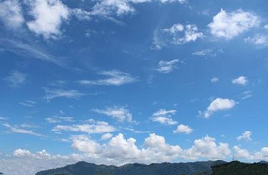 八月陽(yáng)關(guān)明媚萬(wàn)里無(wú)云