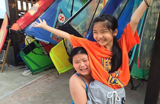 2個(gè)營(yíng)員合照