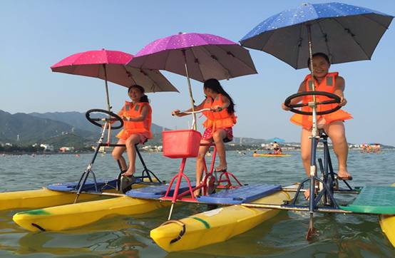 水上踩單車(chē)照片